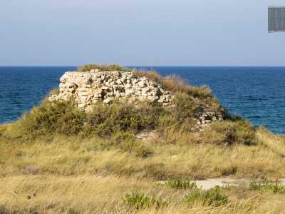 Come risulta ormai quasi del tutto scomparsa la Torre di San Giorgio: una struttura ridotta a un cumulo di pietre che si affaccia sul mare blu. Testimonianze che rivelano comunque il glorioso passato di questa contrada